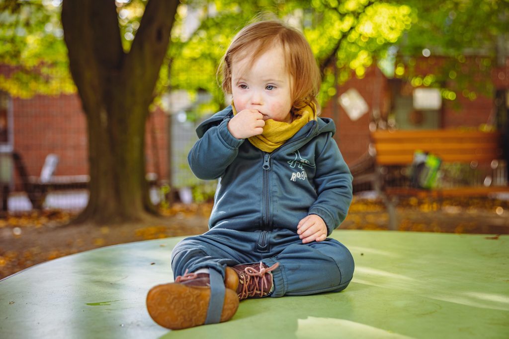 Die kleine Zoe zeigt, dass sie Hunger hat
