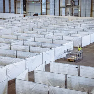 Bauzäune teilen die Messehalle B7 in kleine Zellen auf