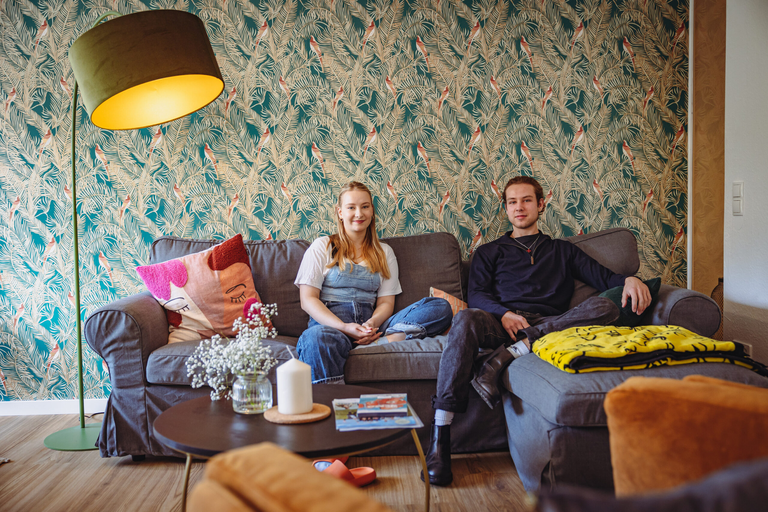 Emma Mante (21) und Johannes Salge (18) sitzen im Wohnzimmer der WG.