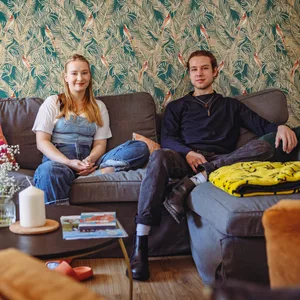 Emma Mante (21) und Johannes Salge (18) sitzen im Wohnzimmer der WG.