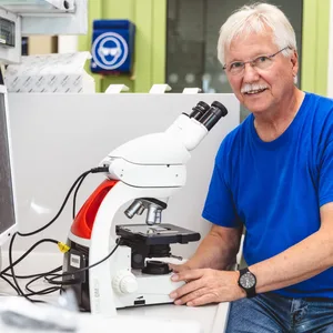 Wolfgang Fraedrich (70) unterrichtet noch immer mit großer Leidenschaft Geografie und Geologie.