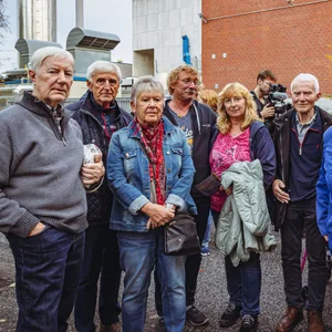 Rentner stehen vor dem Holzheizkraftwerk in Lohbrügge.