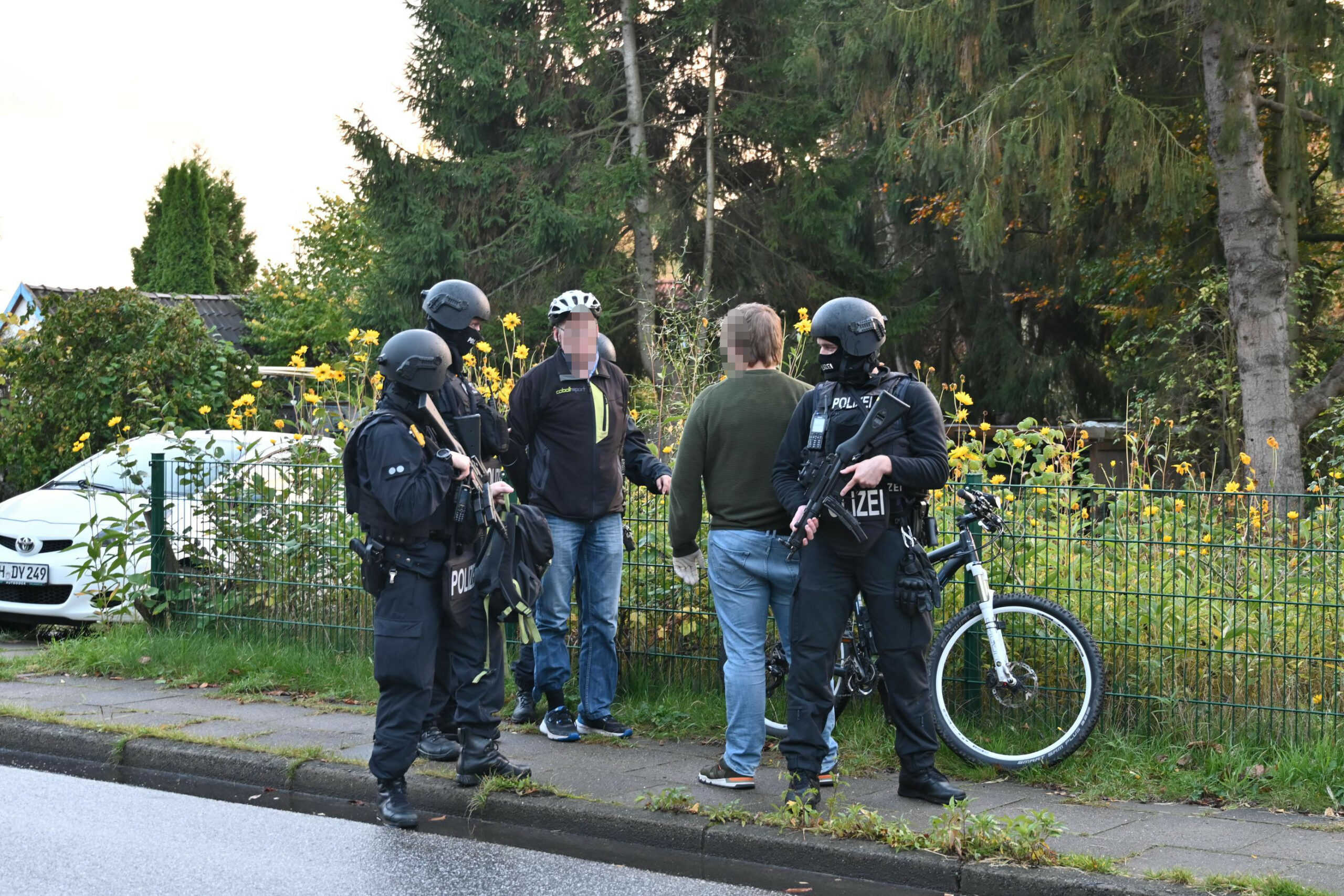 Die Polizeikräfte nehmen zwei Männer in Moorburg vorläufig fest.