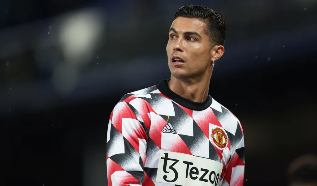 Cristiano Ronaldo soll bei Manchester Uniteds Spiel beim FC Everton einem Fan das Handy aus der Hand geschlagen haben.
