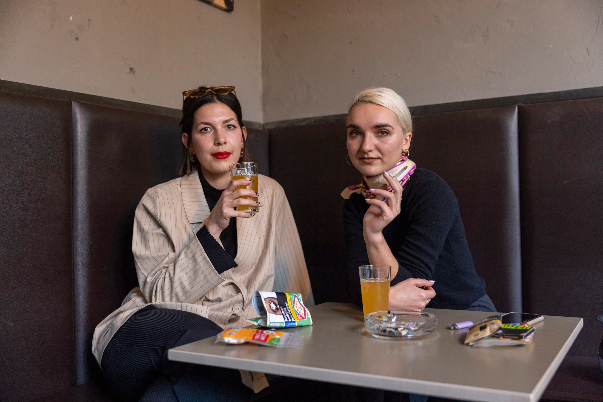 Sarah (l.,28) und Valerie (r.,28) beim letzten Abend im „Saal II“ in der Sternschanze.