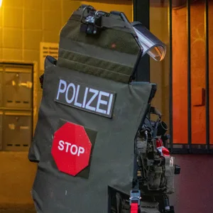 Prominte Frau mißbracht – SEK stürmt Wohnung auf dem Kiez
