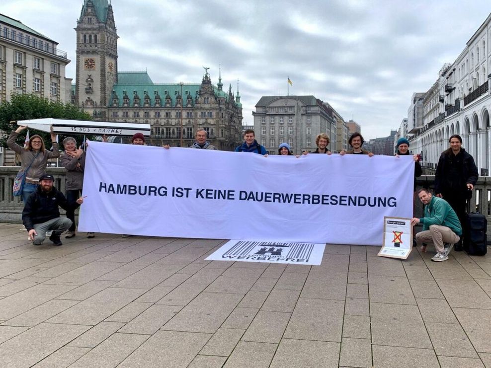 „Hamburg werbefrei“: Die Organisatoren haben am Freitag die gesammelten Unterschriften im Rathaus abgegeben.