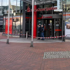Im Norden: Passanten finden zwei Tote in Sparkasse