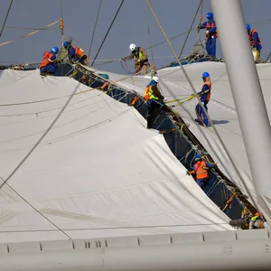 Arbeiter auf einem Stadiondach