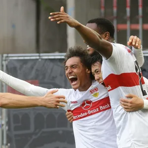 Die Stuttgarter Spieler bejubeln das 4:1