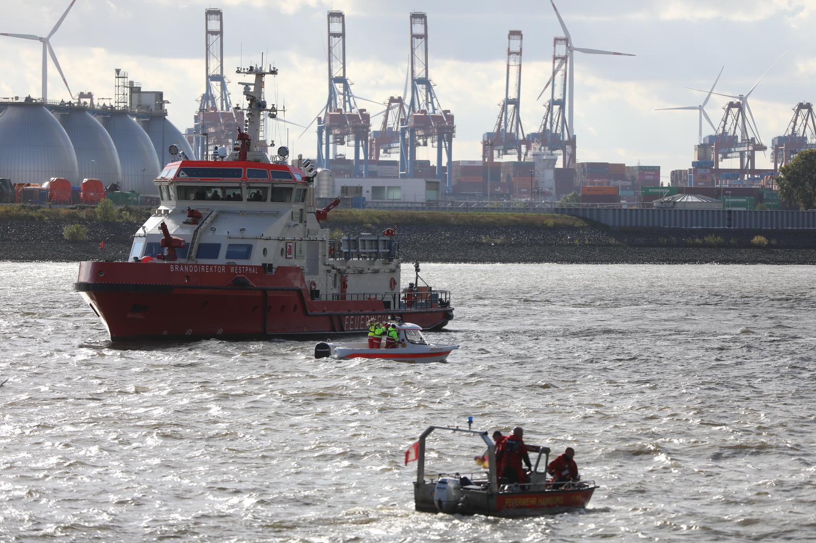 Person in Elbe gesichtet. Mehrere Rettungsboote von Polizei und Feuerwehr suchten die Elbe ab.