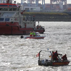 Person in Elbe gesichtet. Mehrere Rettungsboote von Polizei und Feuerwehr suchten die Elbe ab.