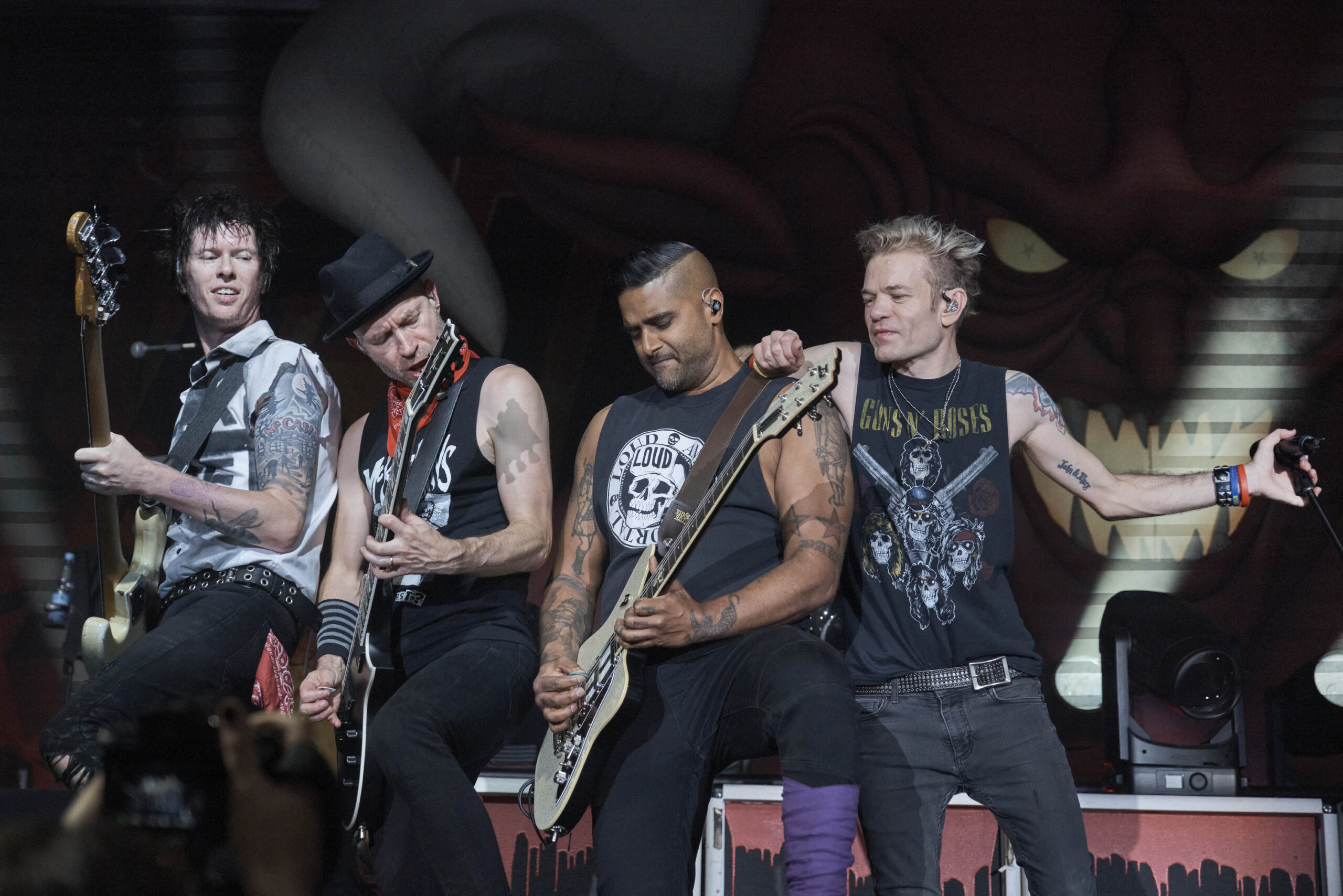 Gemeinsam mit ihren Kollegen von Simple Plan rockten Sum 41 am Dienstagabend in Hamburg.
