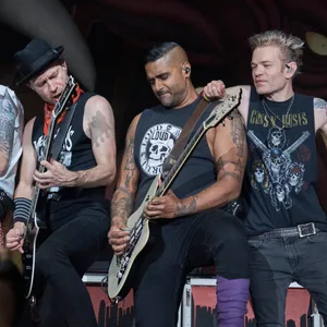Gemeinsam mit ihren Kollegen von Simple Plan rockten Sum 41 am Dienstagabend in Hamburg.