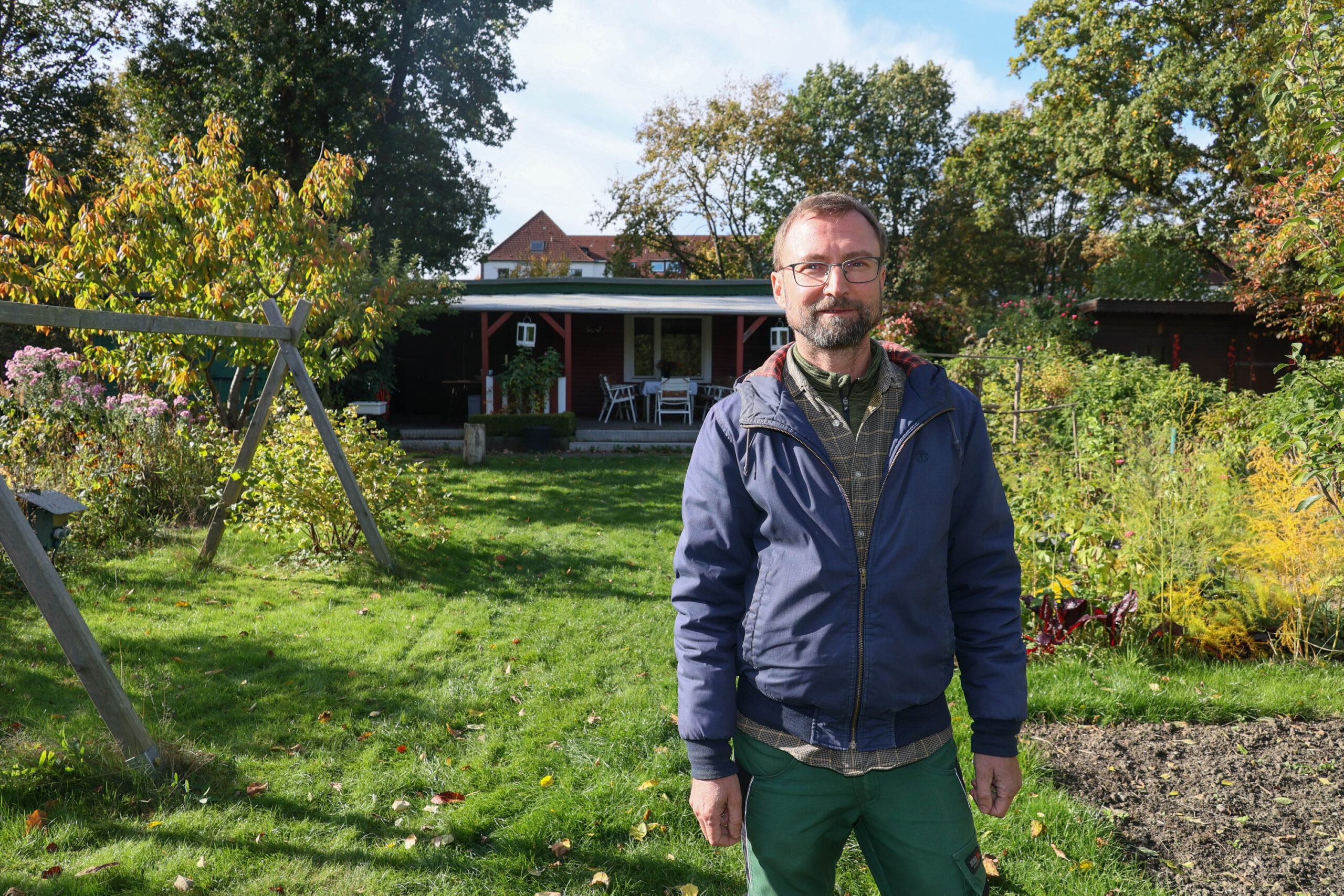 Christian Gruber in seinem Kleingarten in Marienthal. Seit zehn Jahren besitzt er die Parzelle mit 320 Quadratmetern.