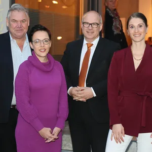 Die Gäste des MOPO-Talks: Torsten Schütt, Sprecher der Elternräte der Hamburger Stadtteilschulen, Grit Katzmann, Vorsitzende der Lehrergewerkschaft Hamburg; Schulsenator Ties Rabe (SPD) und Unternehmerin Janina Lin Otto (v.l.)