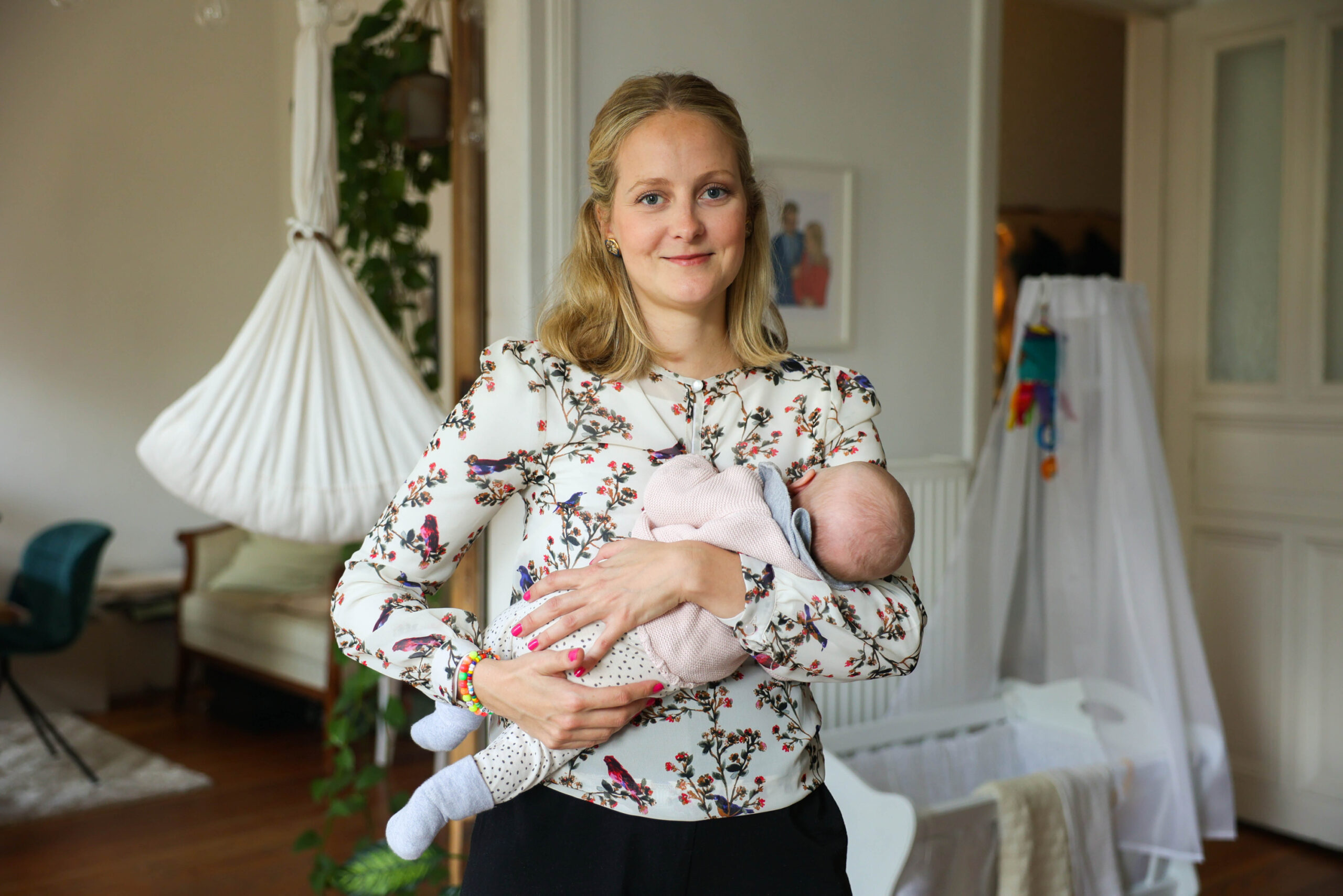 Teresa Brügmann (31) mit ihrer Tochter Mathilda (knapp drei Monate).