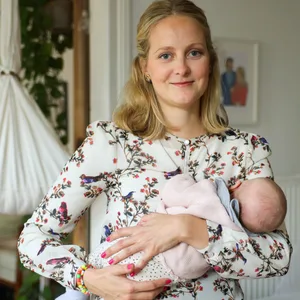 Teresa Brügmann (31) mit ihrer Tochter Mathilda (knapp drei Monate).