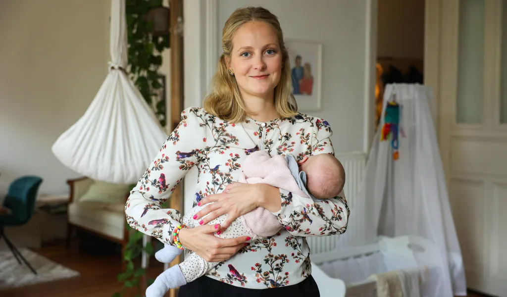 Teresa Brügmann (31) mit ihrer Tochter Mathilda (knapp drei Monate).