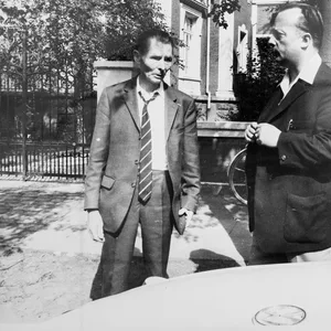 Schwer gezeichnet: Der Chauffeur Heinz Wulf (62). Rechts ein Beamter der Mordkommission.