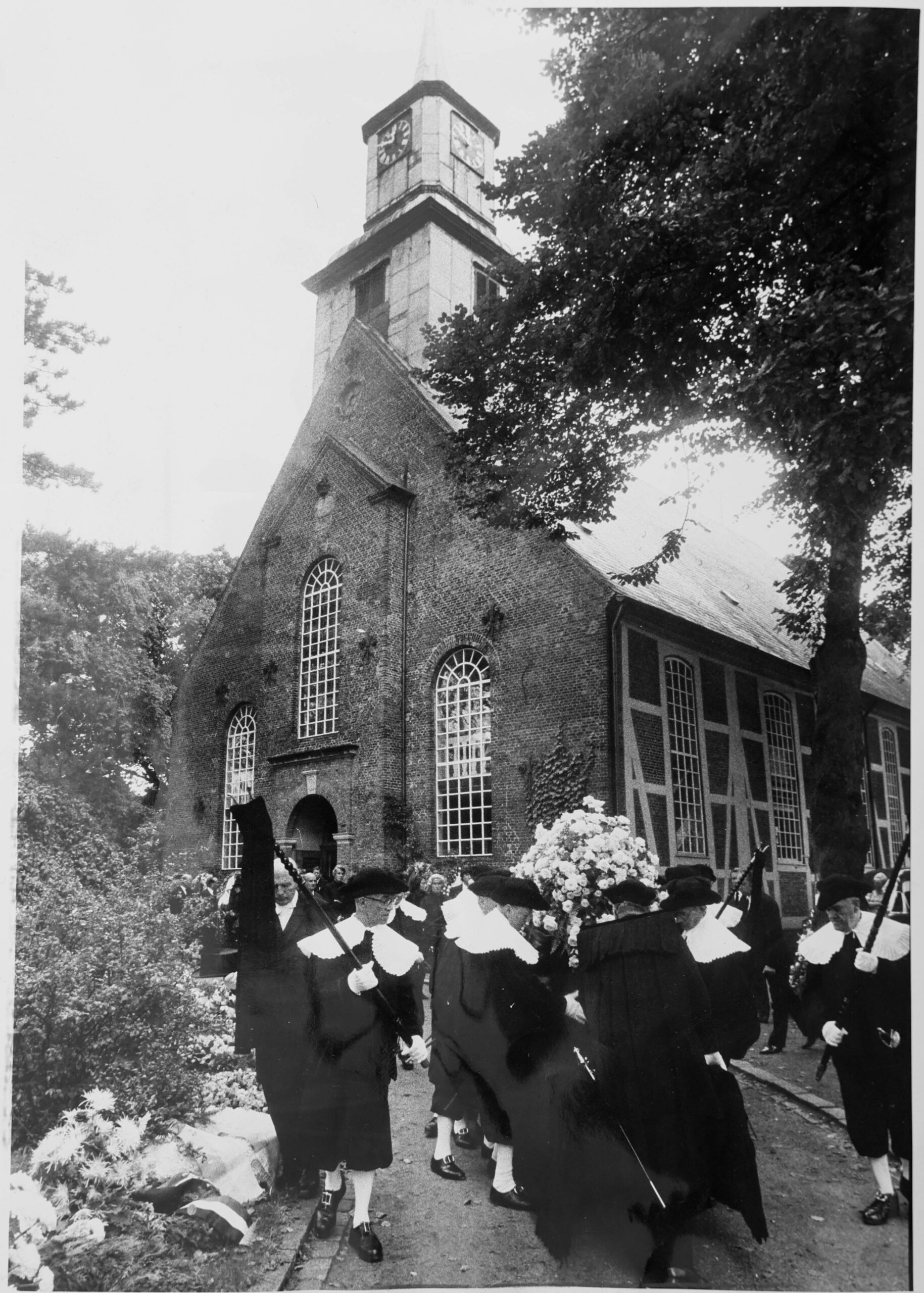 Historisch gekleidete Sargträger, sogenannte „Reitendiener“, tragen den Sarg mit dem Ermordeten aus der Nienstedter Kirche.