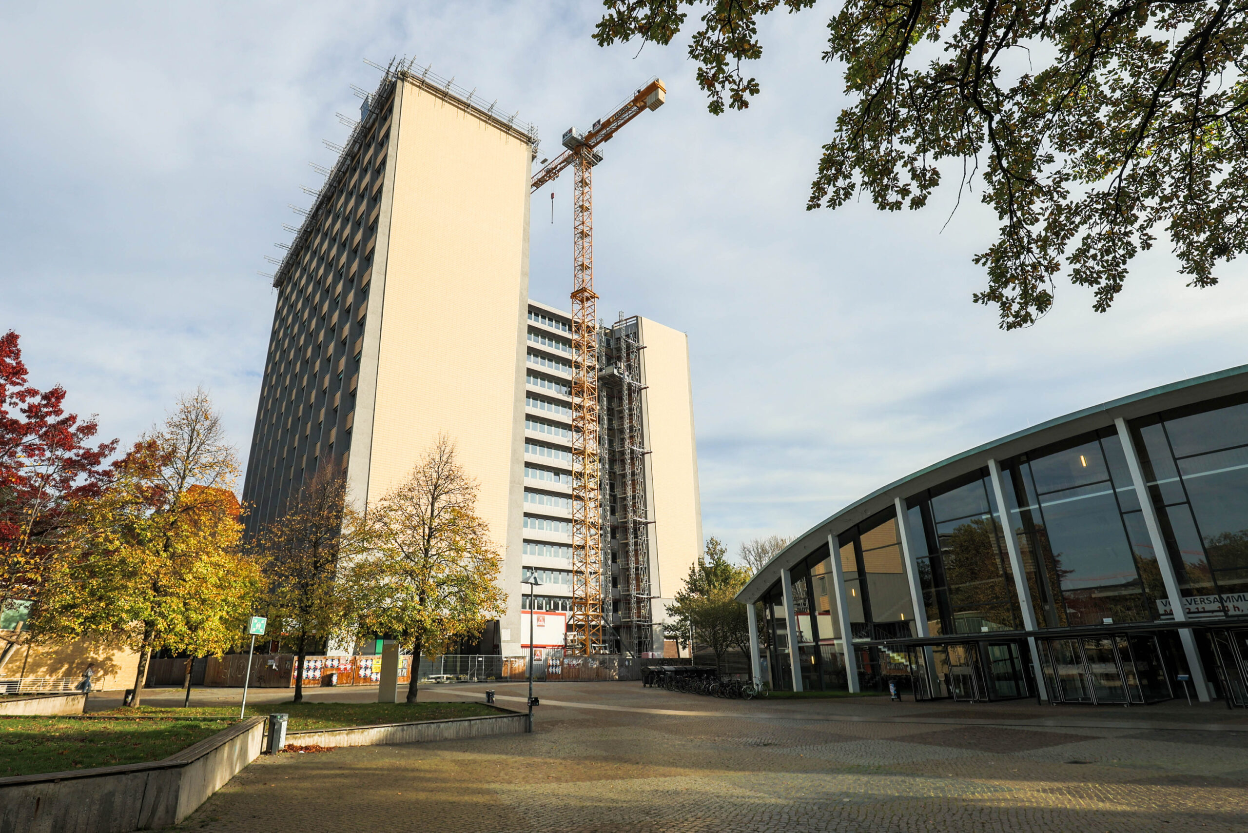 Der Philosophenturm der Uni Hamburg wird derzeit noch saniert.