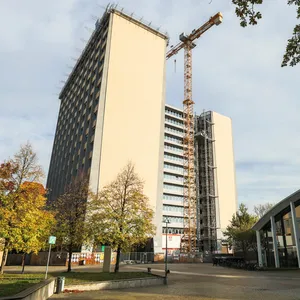 Der Philosophenturm der Uni Hamburg wird derzeit noch saniert.