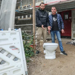 Ewig-Baustelle: Nick Meißner und Frank Provenzano haben eine Kloschüssel vor der Tür stehen.