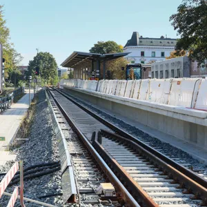 An der neuen S-Bahn-Haltestellen Ottensen ist der neue Bahnsteig bereits sichtbar.