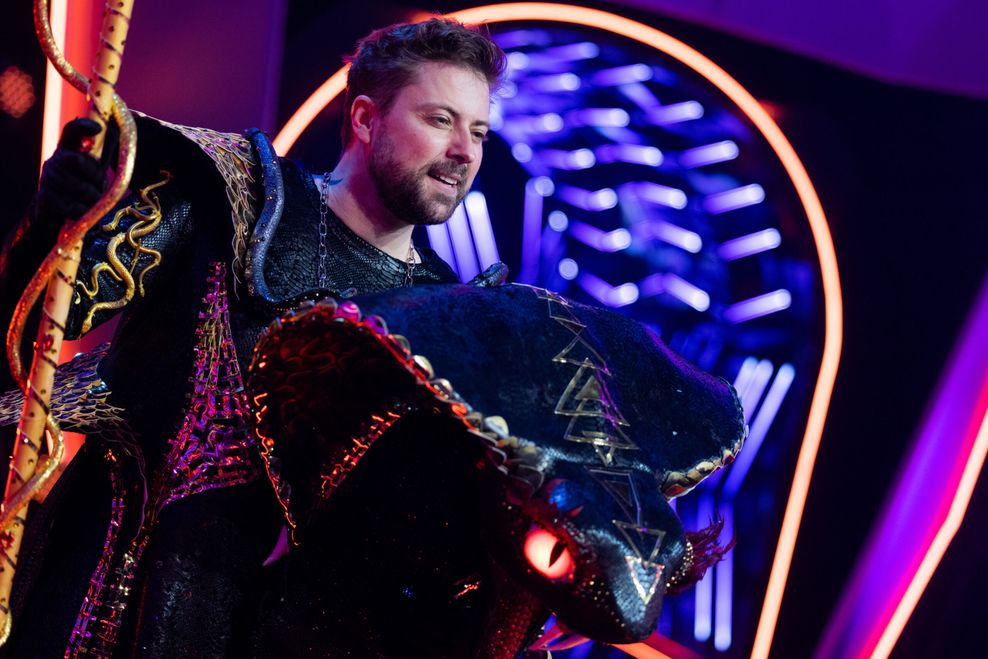 Felix von Jascheroff (l), Schauspieler, steht als Figur "Die Black Mamba" in der Prosieben-Show "The Masked Singer" auf der Bühne.