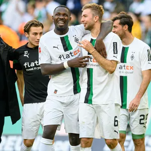Marcus Thuram umarmt Christoph Kramer