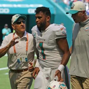 Quaterback Tua Tagovailoa wird vom Feld geführt