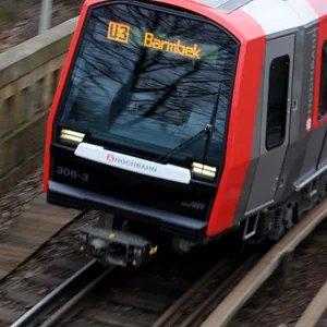 Eine Bahn der Linie U3 in Hamburg