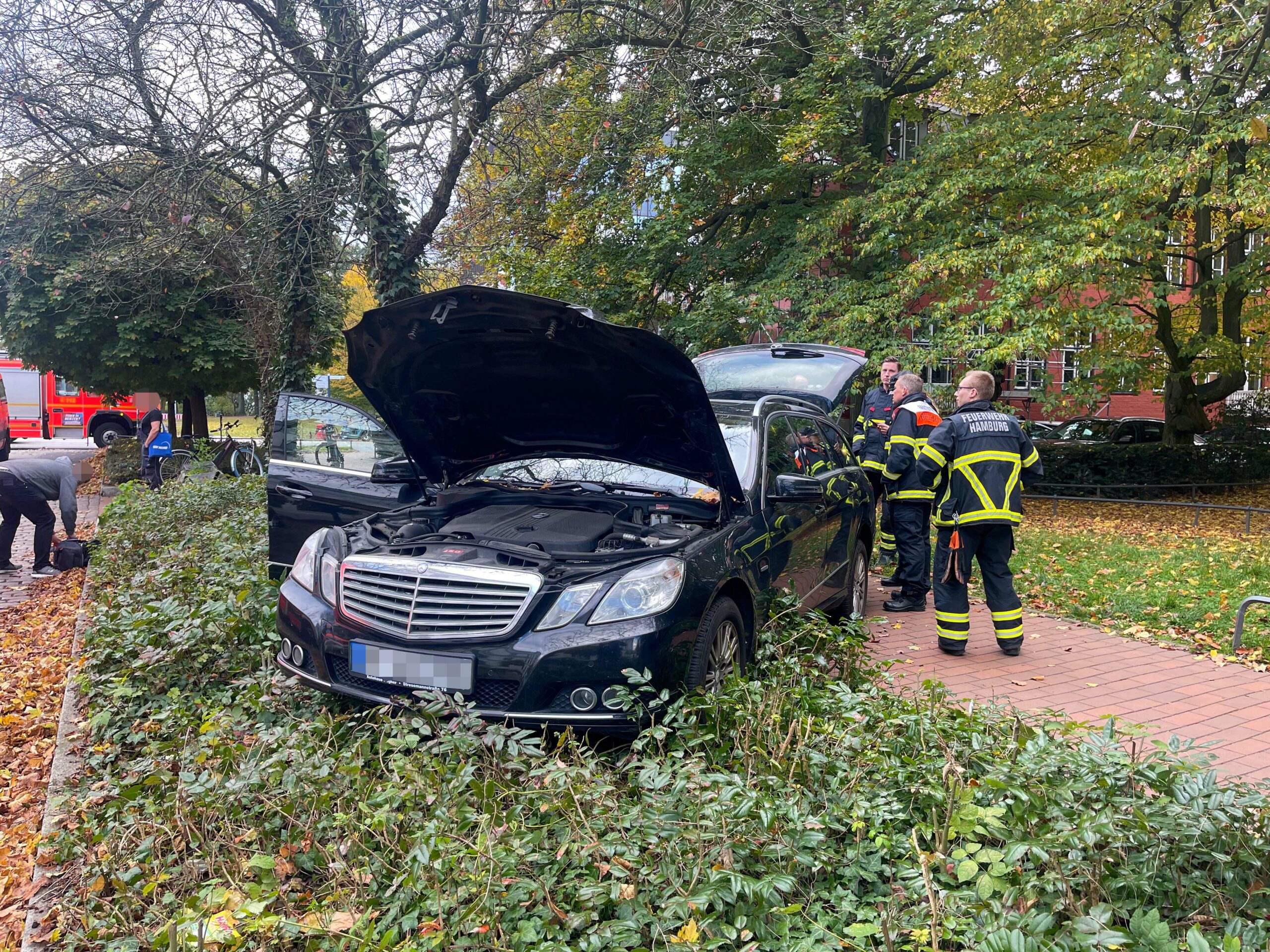 Beim auprake: Seniorin verwechselt Gas und Bremse und schleift Ehemann mit