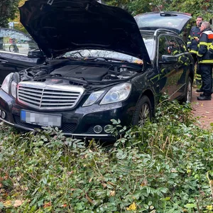 Beim auprake: Seniorin verwechselt Gas und Bremse und schleift Ehemann mit
