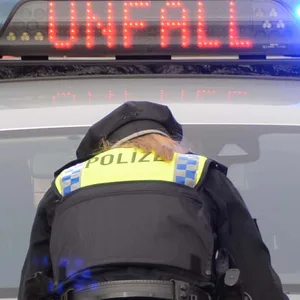 Kind auf Roller von Auto erfasst und schwer verletzt