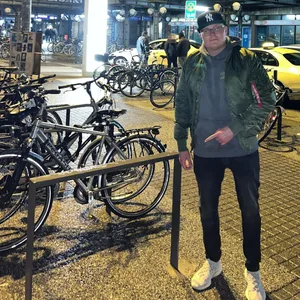Christian Pfeiffer an der Stelle am Hamburger Hauptbahnhof, wo sein E-Scooter geklaut wurde.