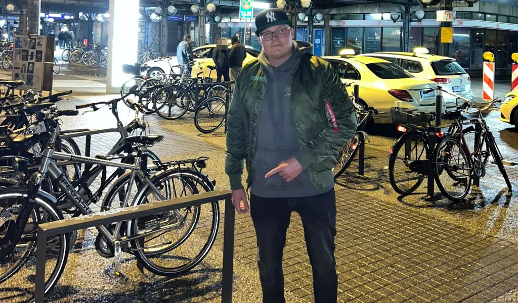Christian Pfeiffer an der Stelle am Hamburger Hauptbahnhof, wo sein E-Scooter geklaut wurde.