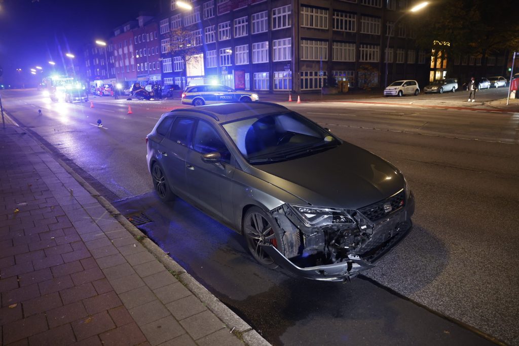 Der Seat-Fahrer blieb unverletzt. An seinem Auto entstand verhältnismäßig ein kleinerer Sachschaden.