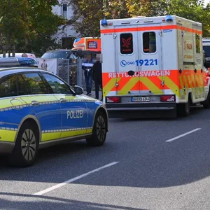 Polizei- und Feuerwehr im Einsatz (Symbolbild).