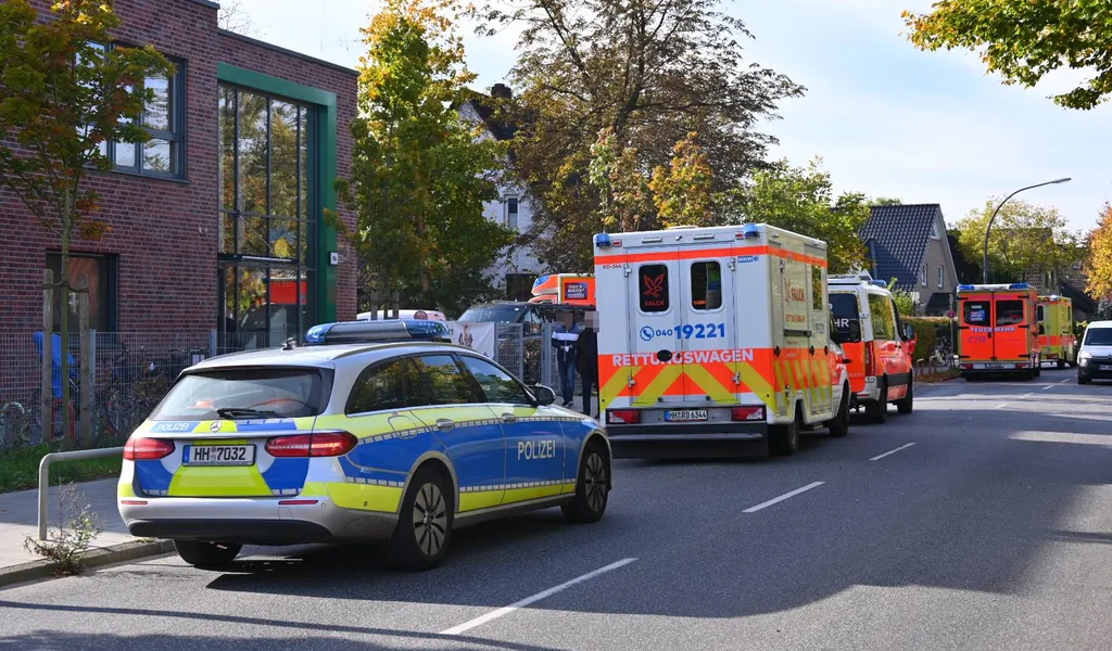 Polizei- und Feuerwehr-Fahrzeuge vor Ort in Hamburg-Schnelsen.