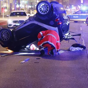 Rettungskräfte am Smart. Die Fahrerin kam in ein Krankenhaus.
