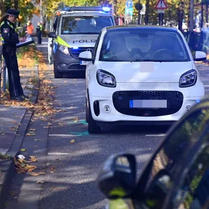Der am Unfall beteiligte Smart. Mutter und Kinder kamen ins Krankenhaus.