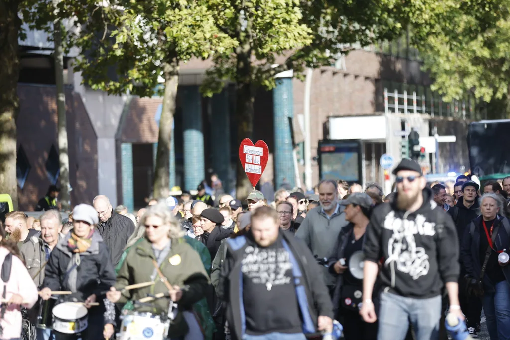 175 Menschen zogen am Sonntag durch die Hamburger Innenstadt.