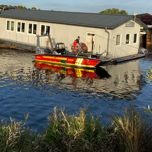 Das Hausboot „UnsinkBar“ bei Lauenburg
