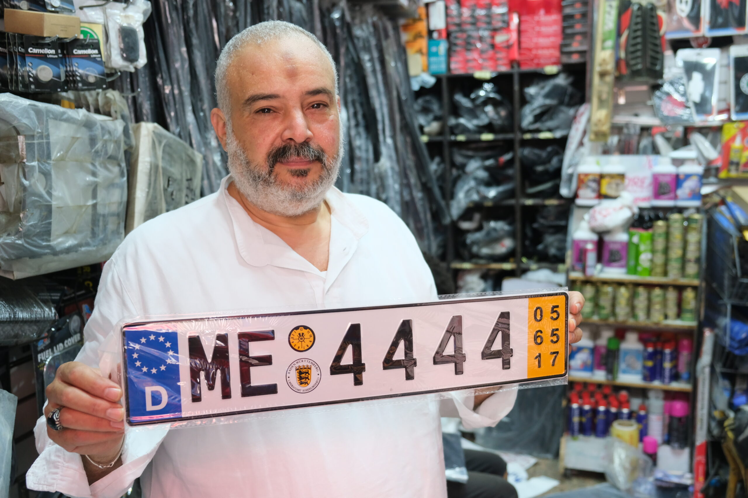 Salim Warda mit einem (gefälschten) deutschen Kennzeichen – ein Verkaufshit in Kairo