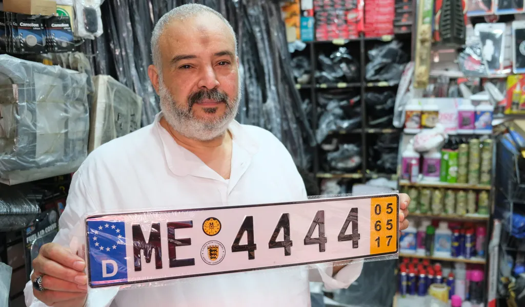 Salim Warda mit einem (gefälschten) deutschen Kennzeichen – ein Verkaufshit in Kairo