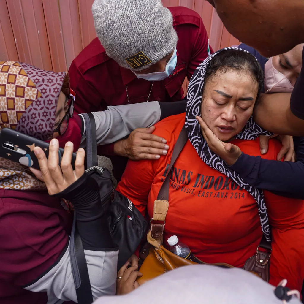 Eine Frau weint in einem Krankenhaus in Malang, Indonesien – nachdem sie die Bestätigung erhalten hat, dass ihr Familienmitglied unter den Toten der Fußball-Krawalle ist.