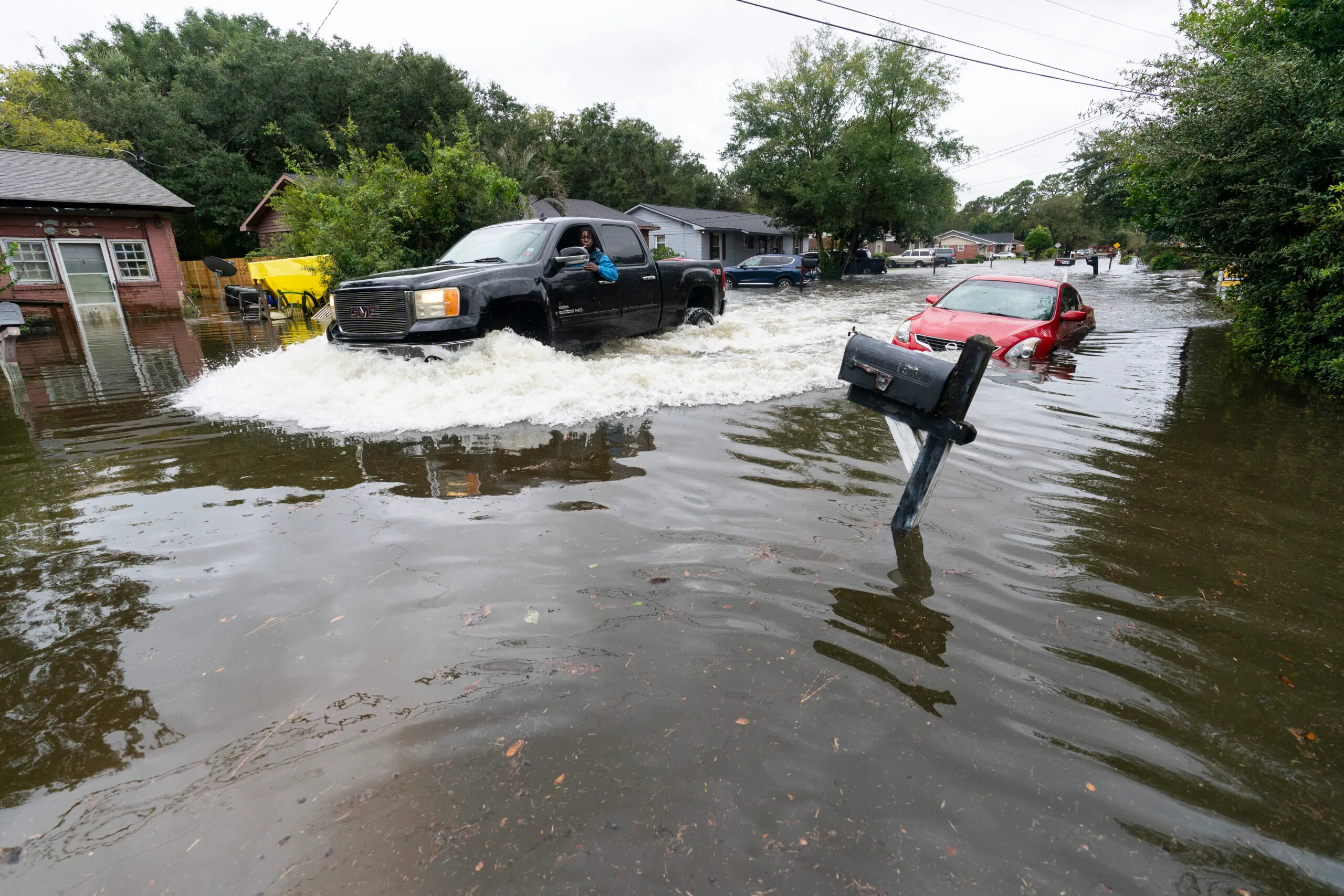 Ein Auto fährt in Charleston, South Carolina durch das von Hurrikan „Ian“ verursachte Hochwasser.