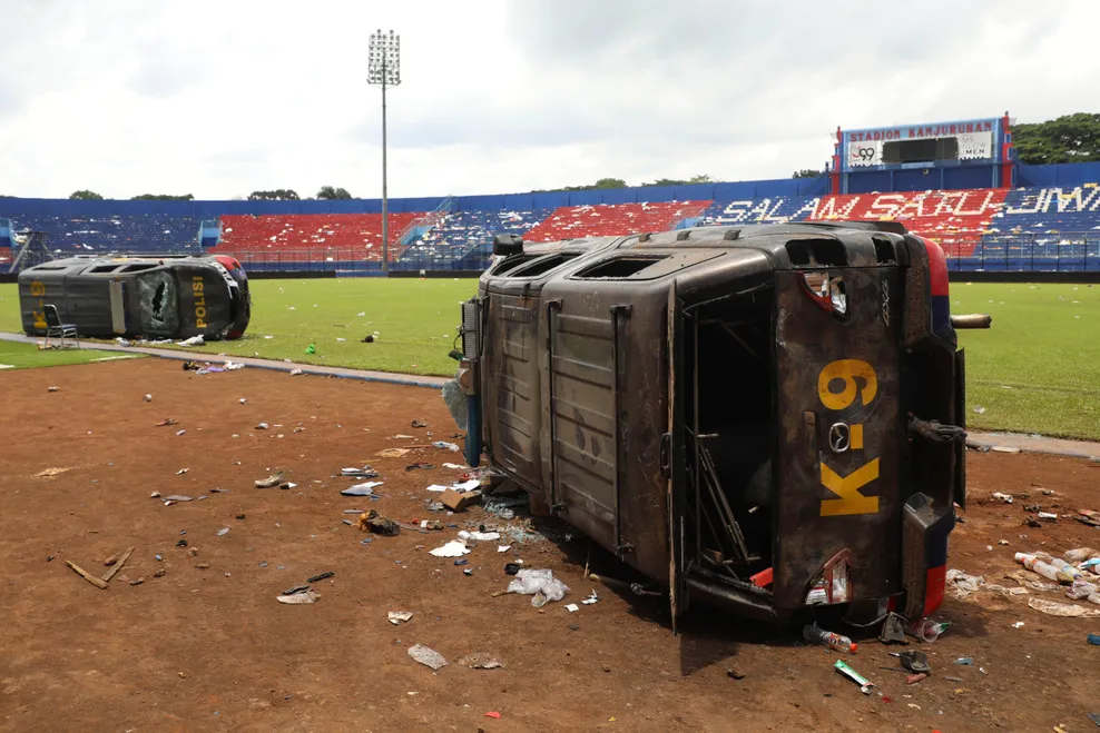 Bei den Fußball-Krawallen wurden auch Polizeiautos zerstört. Sie liegen auf dem Spielfeld des Kanjuruhan-Stadions in Malang, Indonesien.